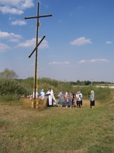 Молебен о дожде перед поклонным Крестом при въезде в с. Озерница