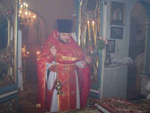 священник Леонид Сенченко во время Пасхальной службы