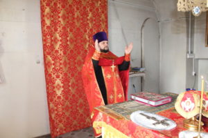 священник Леонид Сенченко в алтаре храма (фото 2017 г.)